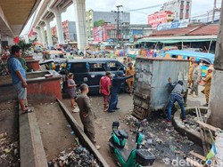 Lapak Pedagang Tuak dan Tukang Jahit di Bawah Ampera Palembang Dibongkar