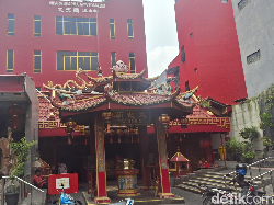 Warisan Budaya di Vihara Dharma Jaya Toasebio: Kisah Dewa Keberuntungan-Ritual Cinta