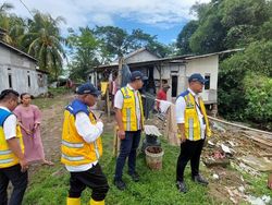 8 Rumah di Cisoka Tangerang Rusak Akibat Longsor, Bibir Sungai Diperkuat