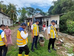 8 Rumah di Cisoka Tangerang Rusak Akibat Longsor, Bibir Sungai Diperkuat
