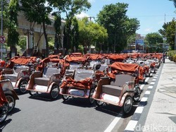 Prabowo Bagikan 200 Becak Listrik ke Lansia di Lamongan