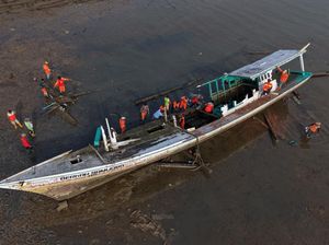 Bersih-Bersih Teluk Kendari, Bangkai Kapal Terbengkalai Diangkat