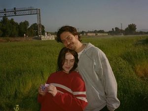 Circle Dunia Musik dan Romansa Billie Eilish dengan Nat Wolff