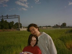 Billie Eilish Go Public Bareng Pacar Nat Wolff, Diisukan Tunangan