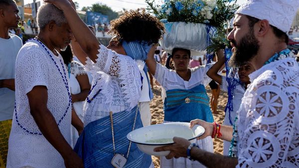 Ribuan Pemuja Padati Pantai Salvador dalam Ritual Suci Iemanja