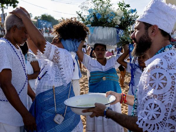 Ribuan Pemuja Padati Pantai Salvador dalam Ritual Suci Iemanja
