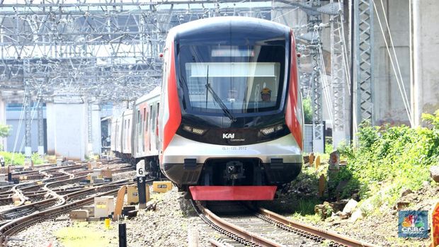 Commuter Line melintas di Kawasan Stasiun Manggarai, Jakarta, Selasa (3/2/2026). (CNBC Iindonesia/Muhammad Sabki)