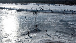 Cuaca Beku Selimuti Polandia, Laut Baltik Berubah Jadi Hamparan Es