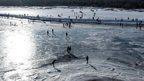 Cuaca Beku Selimuti Polandia, Laut Baltik Berubah Jadi Hamparan Es