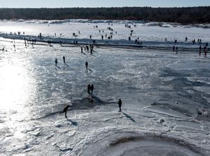 Cuaca Beku Selimuti Polandia, Laut Baltik Berubah Jadi Hamparan Es