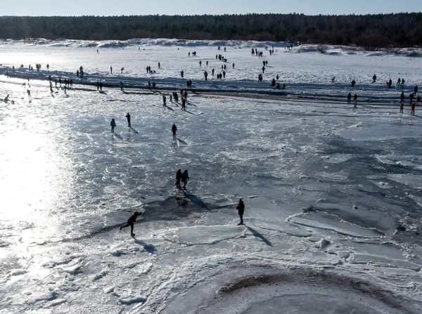 Cuaca Beku Selimuti Polandia, Laut Baltik Berubah Jadi Hamparan Es