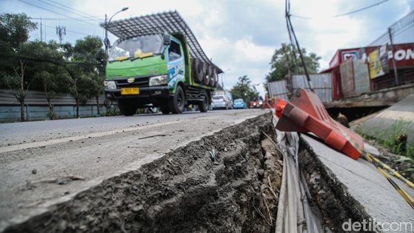 Dua Pekan Amblas, Jalan Narogong Bekasi Belum Diperbaiki