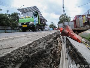 Dua Pekan Amblas, Jalan Narogong Bekasi Belum Diperbaiki