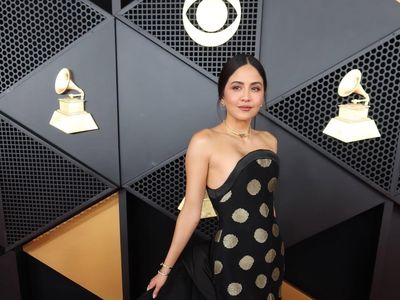Foto: Gaun dari Tenun Garut Mendunia di Grammy Awards 2026
