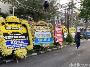 Karangan Bunga Berdatangan ke Rumah Duka Eyang Meri Hoegeng