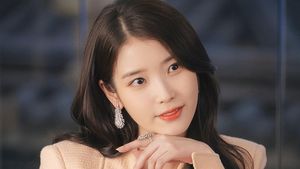 Gaya IU Jadi CEO Stylish yang Dinikahi Byeon Woo Seok di Perfect Crown