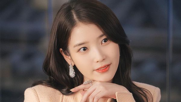 Gaya IU Jadi CEO Stylish yang Dinikahi Byeon Woo Seok di Perfect Crown