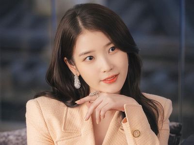 Gaya IU Jadi CEO Stylish yang Dinikahi Byeon Woo Seok di Perfect Crown