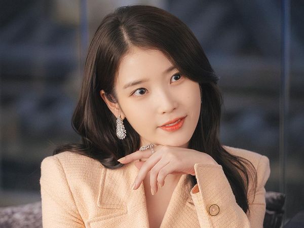Gaya IU Jadi CEO Stylish yang Dinikahi Byeon Woo Seok di Perfect Crown