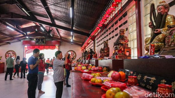 Jelang Imlek, Wihara Dharma Bhakti Glodok Mulai Ramai Didatangi Umat