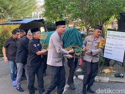 Isak Tangis Keluarga Sambut Jenazah Eyang Meri Hoegeng di Rumah Duka Depok