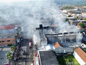 Kebakaran Rita Pasaraya Cilacap Merembet ke Toko Sepatu-Restoran