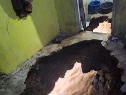 Lantai Rumah Jebol Tembus ke Sungai, Wanita di Bandung Hilang Terbawa Arus