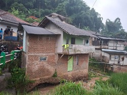 Menanti Kabar Enok yang Hilang Terseret Arus Sungai Cijagra