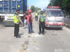 Pemotor Tewas Terlindas Truk Trailer di Jalan Pantura Kendal