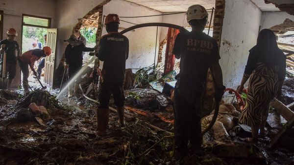 Longsor Timbun Rumah di Ciamis, Lansia Tewas dan Dua Hunian Terancam