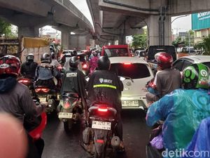 Jalan AP Pettarani-Boulevard Makassar Macet Parah Sore Ini
