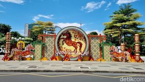 Ornamen Kuda Api Hiasi Depan Balai Kota Surabaya Jelang Imlek 2026