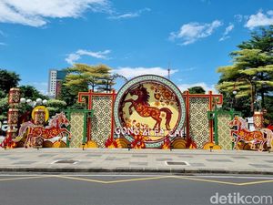 Ornamen Kuda Api Hiasi Depan Balai Kota Surabaya Jelang Imlek 2026