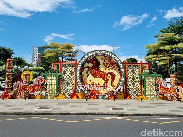Ornamen Kuda Api Hiasi Depan Balai Kota Surabaya Jelang Imlek 2026