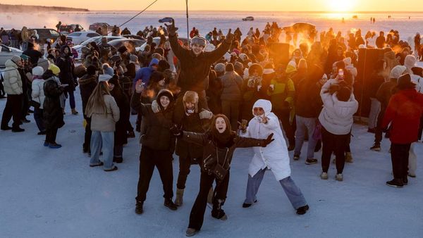 Menari di Waduk Dnipro yang Membeku Jadi Hiburan Warga Kyiv
