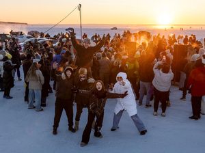 Menari di Waduk Dnipro yang Membeku Jadi Hiburan Warga Kyiv