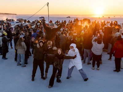Menari di Waduk Dnipro yang Membeku Jadi Hiburan Warga Kyiv