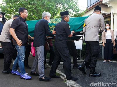 Meriyati Hoegeng Berpulang, Jenazah Tiba di Rumah Duka