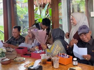 Viral Momen Haru Anak Beri Hadiah Umrah untuk Orang Tua dan Mertua Sekaligus