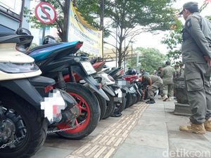 Puluhan Motor Disikat Petugas gegara Makan Hak Pejalan di Cirebon