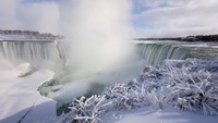Niagara Membeku! Jalan Setapak Wisata Diselimuti Es Tebal