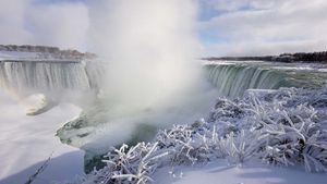 Niagara Membeku! Jalan Setapak Wisata Diselimuti Es Tebal