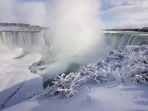 Niagara Membeku! Jalan Setapak Wisata Diselimuti Es Tebal