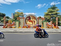 Cantiknya Ornamen Imlek Kuda Api Hiasi Kota Surabaya