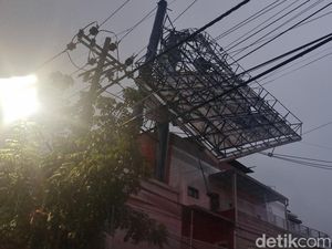 Papan Reklame Besar Ambruk Dihantam Hujan Angin di Surabaya