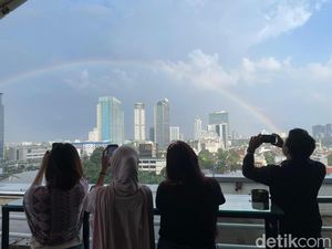 Pelangi Hiasi Langit Pancoran Usai Hujan Guyur Jakarta