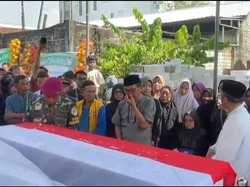 Isak Tangis Warnai Pemakaman Marinir Asal Lamongan Korban Longsor Cisarua