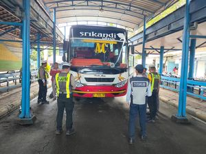 Jelang Ramadan, Polisi Lamongan Cek Kelayakan Bus di Wisata Religi