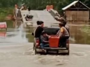 Polisi di Musi Rawas Bantu Evakuasi Jenazah di Tengah Banjir