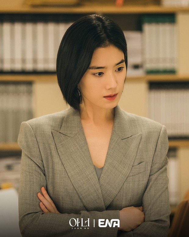 Jung Eun Chae memerankan Kang Shin Jae dalam drama 'Honour'. Kang Shin Jae merupakan pemimpin firma hukum L&J yang dikelola bersama dua sahabatnya.